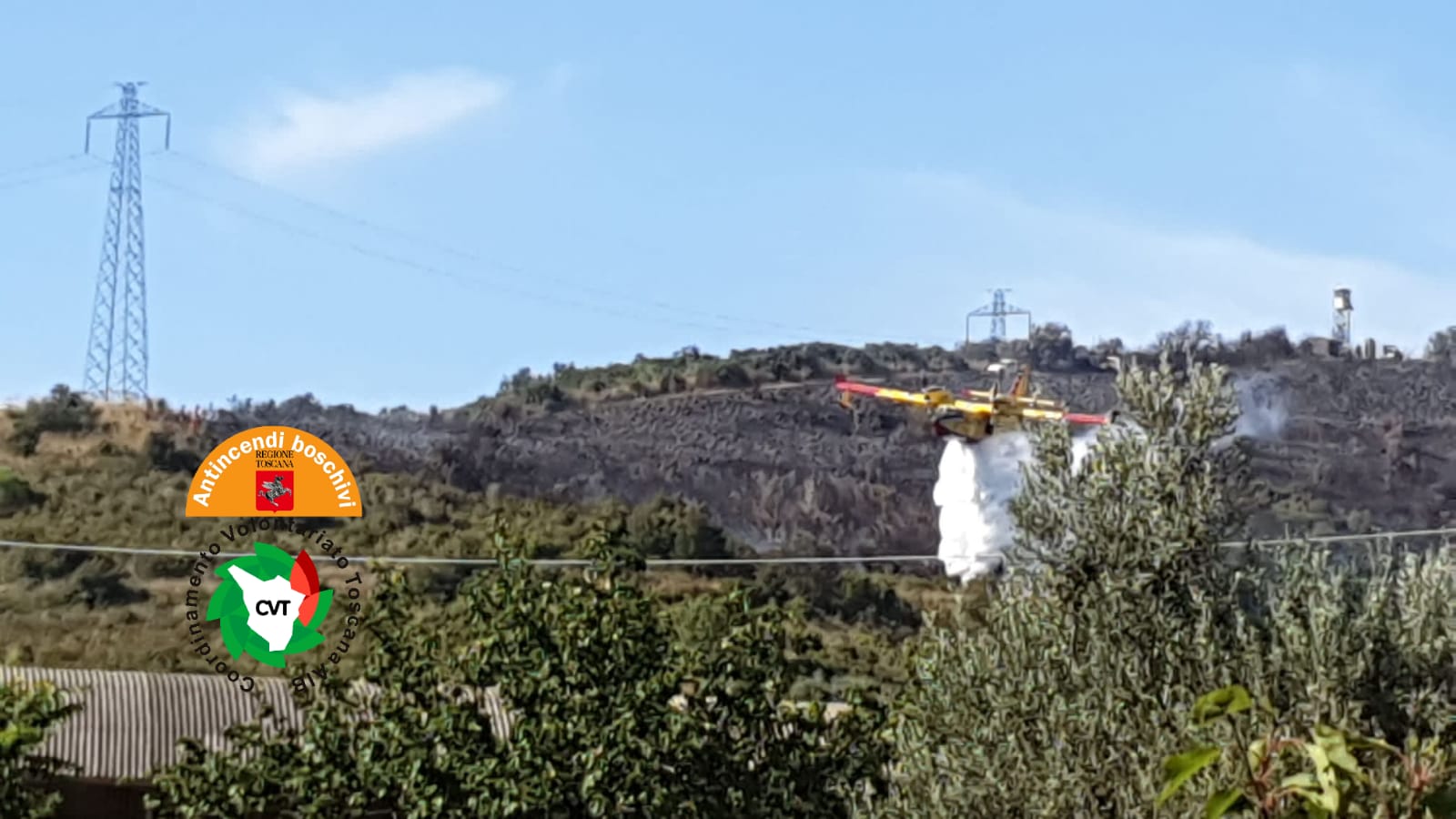 Incendio boschivo a Montemazzano, sul posto tre elicotteri e un canadair