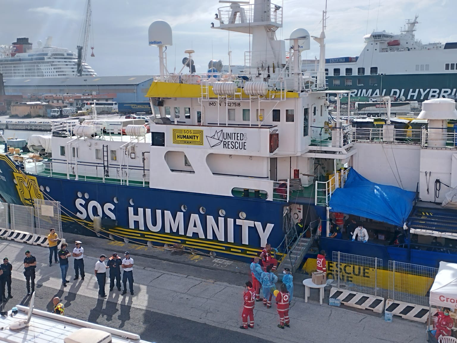 Migranti, la nave Humanity One a Livorno con 183 persone a bordo